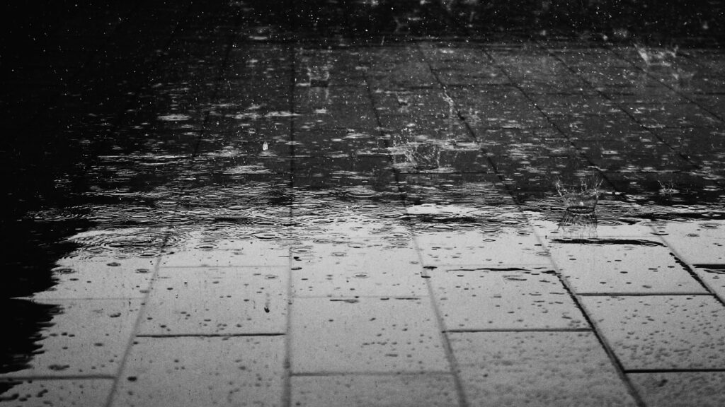 chodnik zalany deszczem - mała retencja